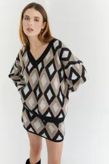 Sweater de lana con cuello en V y patrón de rombos en tonos beige, gris y negro.