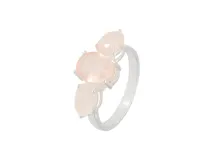 Anillo de plata 925 con tres piedras de cuarzo rosa en talla ovalada engarzadas en garra.