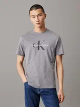 Remera gris melange de punto de algodón, de corte regular clásico, con cuello redondo, mangas cortas y el monograma de Calvin Klein Jeans estampado en el pecho.