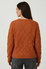 Sweater de chenille con diseño de punto trenzado, cuello redondo a la base y calce holgado.