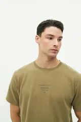 Remera de manga corta con textura, corte regular y cuello redondo. Presenta un pequeño logo estampado en el centro del pecho.