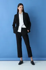 Pantalón de vestir de corte recto y estilo sastrero, con diseño clásico y acabado limpio.