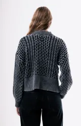 Sweater de punto grueso con textura marcada, de silueta relajada y diseño amplio, con cuello redondo y puños acanalados.