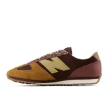 Championes New Balance modelo 471, combinación de tonos marrones y tostados, con el logo 'N' en el lateral en color beige. Confeccionados con una mezcla de materiales que incluye ante en la puntera, detalles en piel y suela de goma estriada.