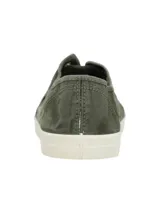 Alpargatas de lona color verde militar, con suela y puntera de goma blanca, sin cordones y ojales metálicos decorativos.