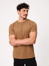 Remera de manga corta color tostado, con cuello redondo y pequeño bordado al tono en el pecho.