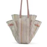 Bolsa matera de diseño estructurado, confeccionada en tejido plástico con patrón de rayas verticales multicolor. Presenta un compartimento central amplio, bolsillos laterales extensibles con presillas de cuero sintético y broches metálicos, y doble correa de hombro en color marrón.
