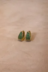 Aros tipo argolla con base metálica dorada e incrustaciones de cristales negros en toda su superficie frontal.