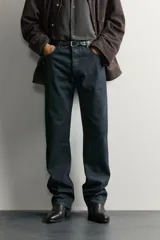 Jeans slim straight fit confeccionados en denim de algodón de origen italiano. Presentan un diseño de cinco bolsillos, tiro bajo, pierna recta y cierre frontal de botonadura.