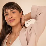 Conjunto de collar y dije en plata 925. El dije presenta un diseño estilizado en forma de hoja o gota, compuesto por dos estructuras entrelazadas, una de ellas con acabado brillante y la otra con textura sutil.