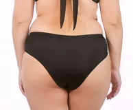 Bombacha de bikini color fucsia, de corte clásico y cobertura media.