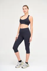 Calza pescador negra de tiro alto, con cintura doble y largo 3/4.