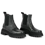Bota tipo Chelsea de cuero vacuno, con suela de goma track de doble altura y elásticos laterales. Presenta una horma de punta cuadrada.