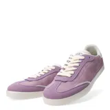 Championes de mujer de estilo casual, color beige claro con detalles en gamuza beige más oscura en la puntera y talón. Presentan un pequeño detalle en color rosado en la parte trasera del talón y suela de goma marrón.