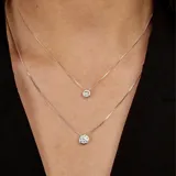 Collar de plata 925 con dije de punto de luz circular engastado con una circonia brillante.