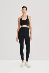 Calza larga color crema de tiro alto, realizada en tejido suave y ligero, de alta elasticidad. Cintura doble para compresión media comfortable.