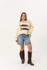 Bermuda de jean celeste, tiro alto y corte holgado.