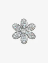 Accesorio para calzado Crocs con forma de flor plateada y detalles de strass.