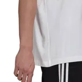 Remera blanca de algodón con logo Adidas Trefoil estampado en negro en el frente.