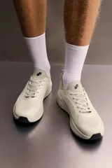 Zapatilla deportiva de correr Zara Athleticz, color beige, con parte superior de tejido de punto transpirable, refuerzos Shield Protect Max en puntera y talón, entresuela con tecnología Spume Foam y suela de goma.