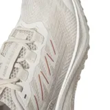 Championes de running Salomon Aero Blaze 3, color crema, con diseño de malla transpirable, entresuela amortiguada y detalles en tono bronce.