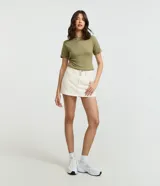 Blusa básica de cuello redondo y manga corta con detalle de dobladillo, confeccionada en tejido de viscosa con elastano.