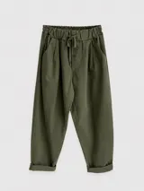 Pantalón tipo babucha de corte holgado, color negro, con cintura elastizada y cordón ajustable. Presenta pinzas delanteras, bolsillos laterales y terminación con dobladillo en los tobillos.