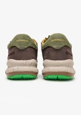 Championes urbanos Satorisan modelo Chacrona, confeccionados en cuero marrón con detalles en gamuza, cordones amarillos y suela de goma con efecto salpicado y detalles en verde.