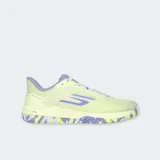 Championes Skechers Viper Court Pro 2.0 de color amarillo claro con detalles en lila y suela estampada multicolor. Diseñados para rendimiento deportivo, con tecnología de malla transpirable, soporte Arch Fit y suela Goodyear.