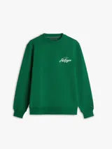 Buzo Tommy Hilfiger de cuello redondo, color verde, con corte regular y logo script bordado en el pecho. Está confeccionado íntegramente en felpa de puro algodón.