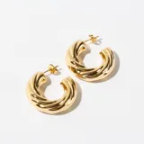 Aros tipo argolla gruesa con forma de espiral, color dorado.