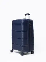Valija rígida de viaje color azul marino con diseño de líneas horizontales. Cuenta con manija extensible, cuatro ruedas con giro de 360°, cierre con combinación numérica y organizadores internos.