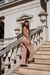 Mono largo de color negro con diseño de micro brillos en toda la prenda. Presenta escote recto, breteles finos y una silueta fluida con corte recto.