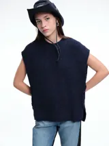 Chaleco de tejido de punto con lana y alpaca, de corte relajado y caída recta. Presenta laterales abiertos con cierre de botones y cuello redondo.