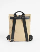 Mochila de tela negra con diseño de solapa superior y cierre de mosquetón. Cuenta con un bolsillo frontal vertical con cierre, asa superior y correas ajustables.