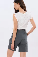 Bermuda de algodón y spandex con bolsillos delanteros y cinto trenzado incluido.
