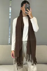 Bufanda de tejido de punto en color beige melange, con diseño rectangular y terminaciones con flecos en los extremos.