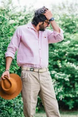Camisa blanca de manga larga, de corte clásico y holgado, confeccionada en algodón con botones de madera.