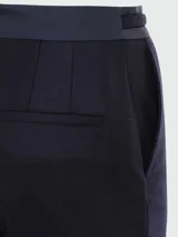 Pantalón de vestir Moncler de corte recto y tiro alto, confeccionado en lana. Presenta una cintura con detalle de hebilla metálica dorada y costuras frontales marcadas.