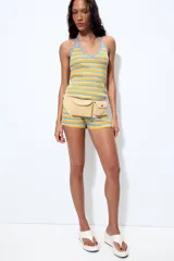 Top de punto con cuello halter y espalda descubierta, con diseño de rayas horizontales en tonos amarillo, naranja y celeste, y detalles de vivos en contraste.
