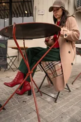 Botas de cuero sintético rojas con cierre lateral y taco bloque.