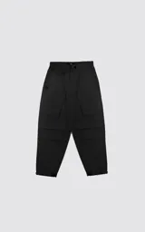 Pantalón de estilo utilitario oversize confeccionado en tejido técnico ripstop. Presenta cintura elástica con broche tipo mochilero, bolsillos cargo frontales de gran tamaño con cierre, bolsillos traseros tipo ojal y sistema de ajuste en los tobillos mediante broches a presión.