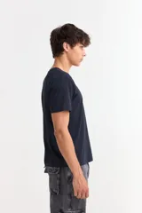 Remera básica de manga corta y cuello redondo, confeccionada en algodón con textura suave.