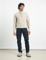 Pantalón cargo de algodón con elastano, de corte recto y estilo utilitario. Presenta bolsillos laterales con fuelle y bolsillos traseros con tapa y botón.