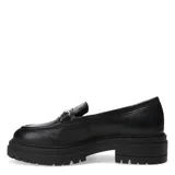 Mocasines de cuero negro con suela track dentada y detalle de herraje metálico plateado sobre el empeine.