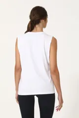 Musculosa blanca de algodón con corte holgado y sisas amplias.