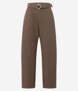 Pantalón de corte barrel, color marrón, confeccionado en algodón con felpa. Presenta cintura alta con cinto aplicado y hebilla metálica, y piernas de diseño amplio y cónico hacia los tobillos.