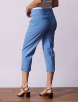 Pantalón capri de gabardina elastizada color beige, marca Zac & Reachel. Pretina ancha elastizada. Delantera y trasera con bolsillos simulados.