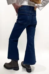 Pantalón de jean azul oscuro, de corte wide leg y tiro medio alto.