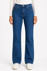 Pantalon jean de corte flare y tiro alto, con diseño clásico de cinco bolsillos y cierre frontal con botón y cremallera.